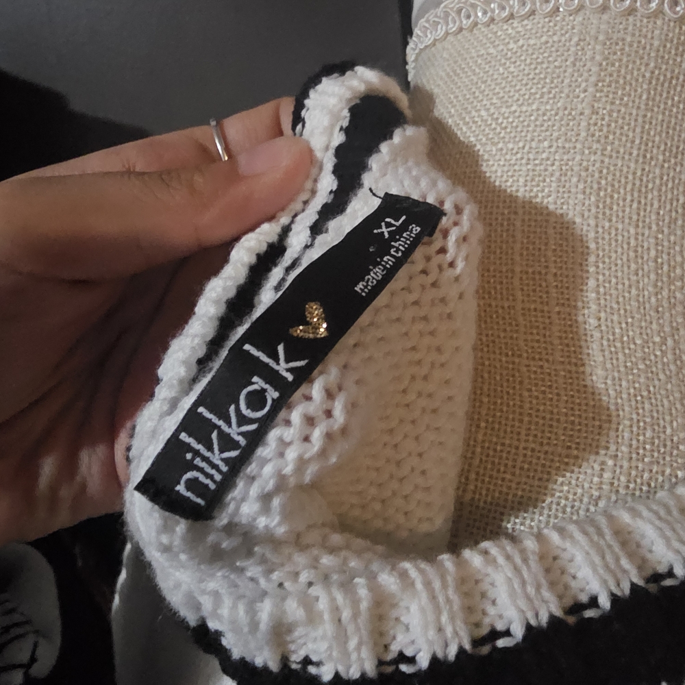 Elegant White V-Neck Sweater Vest - Picture 4 of 4